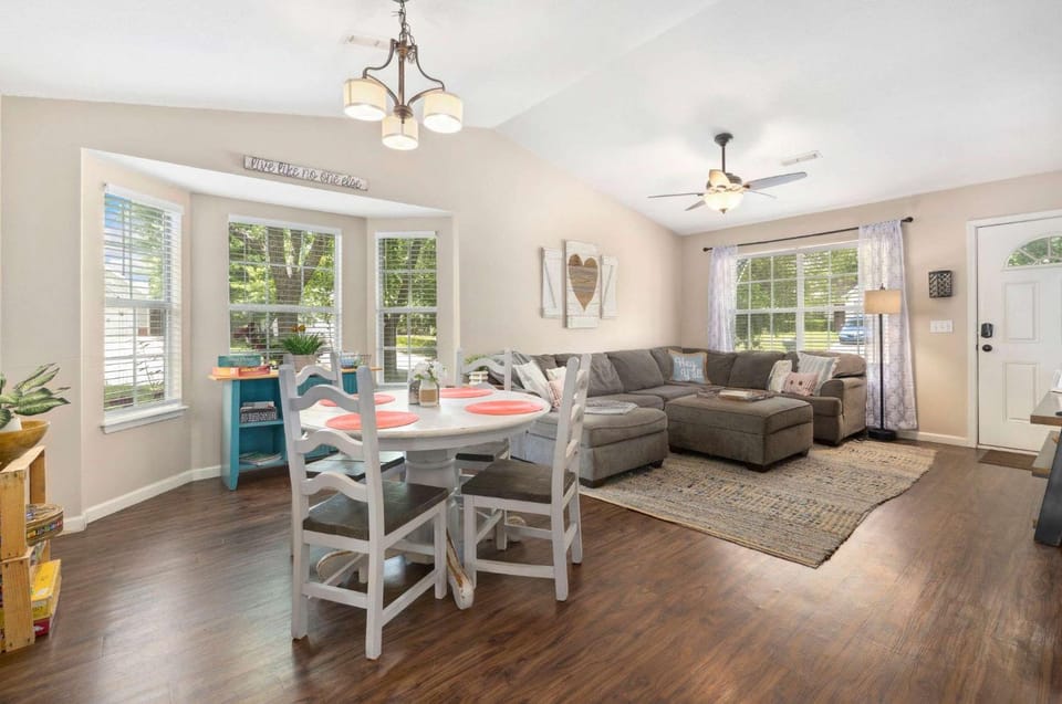 Cozy Cottage-3 mi to UofA-4 mi to DT House in Fayetteville