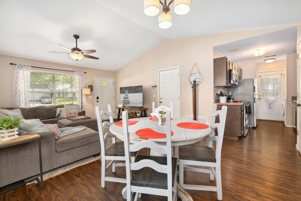 Cozy Cottage-3 mi to UofA-4 mi to DT House in Fayetteville