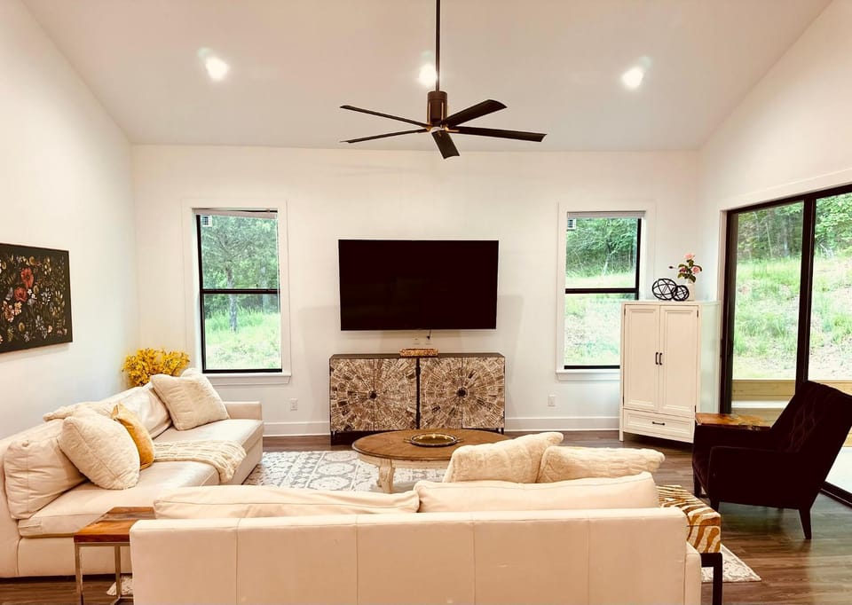 TV and multimedia, Living room, Seating area, Evening entertainment