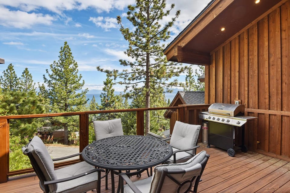 Luxury Mountain Chalet Deck w BBQ & Lake Views House in Dollar Point