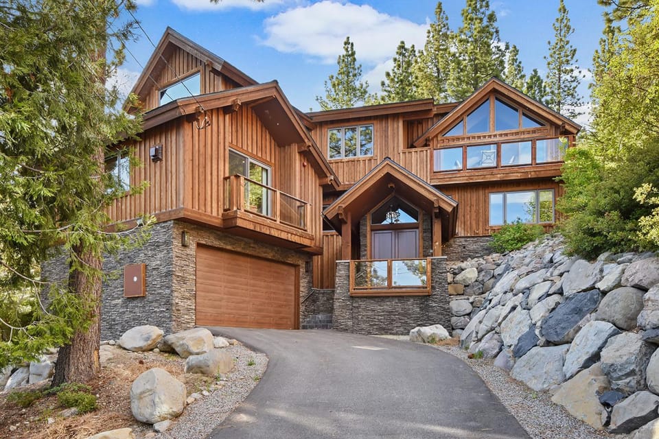 Luxury Mountain Chalet Deck w BBQ & Lake Views House in Dollar Point