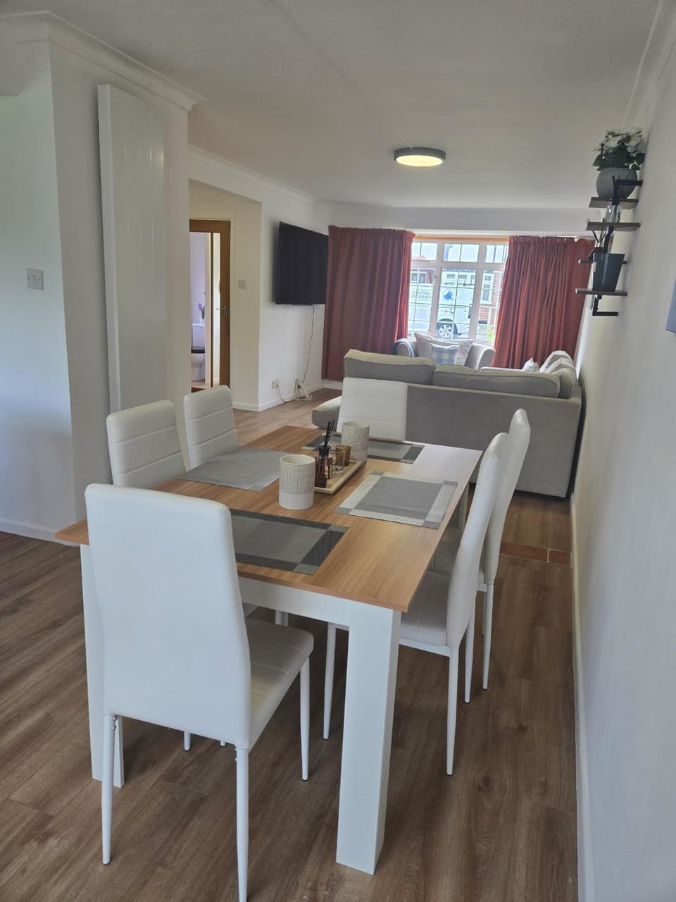 Spacious Family Home Garden, Free Parking & Close to Heathrow House in Staines-upon-Thames
