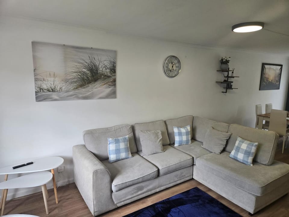 Spacious Family Home Garden, Free Parking & Close to Heathrow House in Staines-upon-Thames