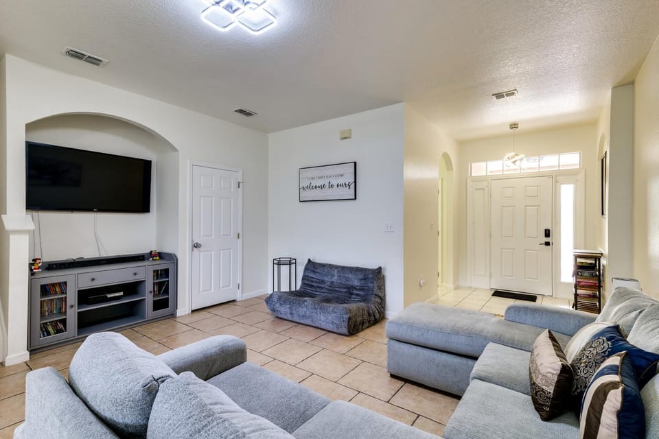 Pool, Hot Tub & Theatre Access: Kissimmee Gem House in Poinciana