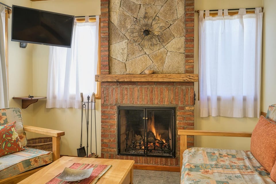 Bed, TV and multimedia, Living room, Photo of the whole room, Seating area, Bedroom, flat iron
