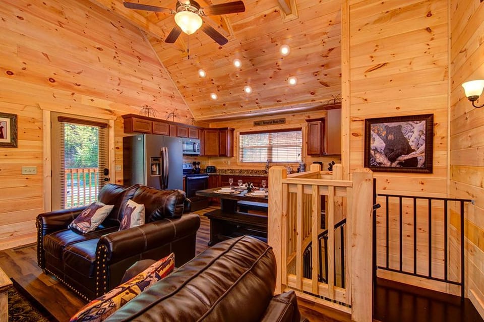 Grin Inn Bear It, free tickets, no catch! Chalet in Pigeon Forge