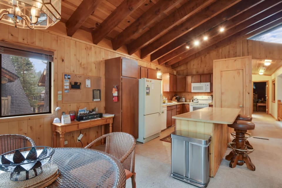 Lake Tahoe Treasure Minutes from Beach & Skiing House in Lake Tahoe