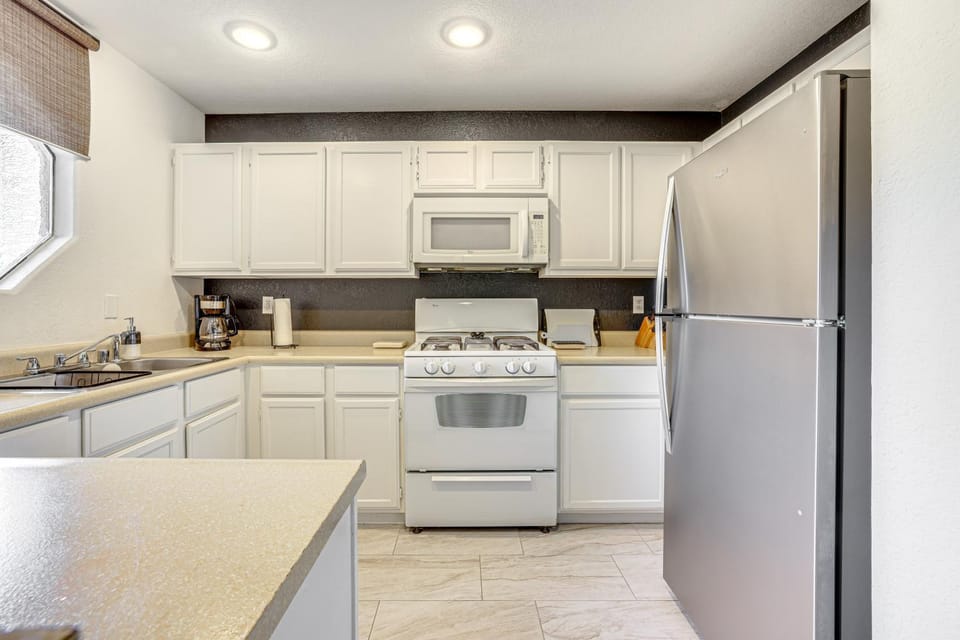 5 Mi to Las Vegas Strip: Condo w/ Community Perks! House in Spring Valley