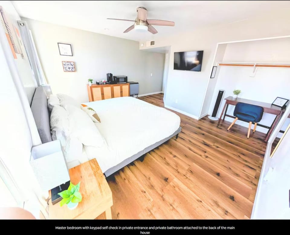 Bed, TV and multimedia, microwave