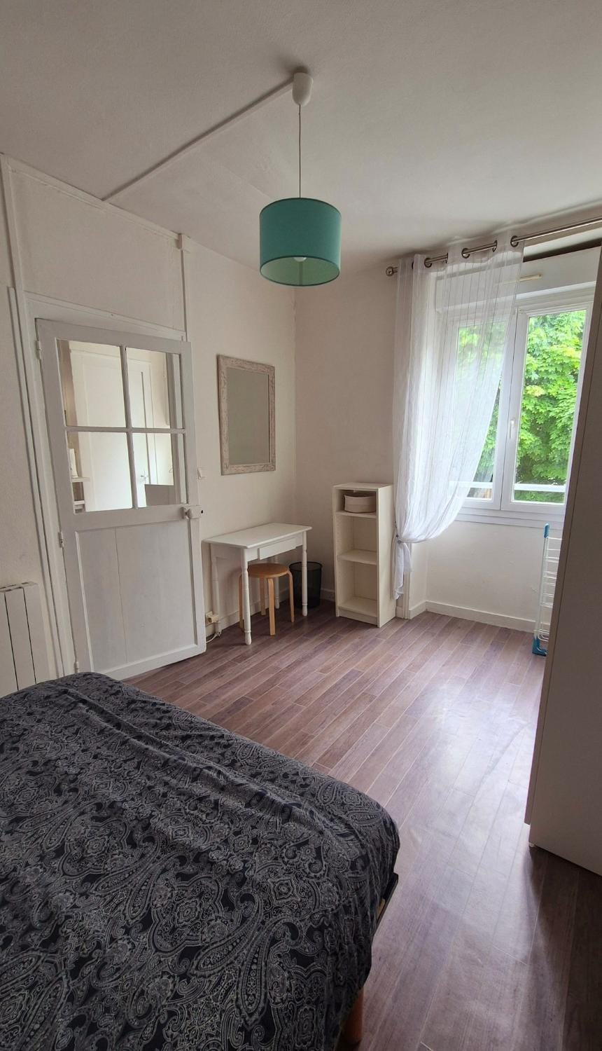 Photo of the whole room, Bedroom