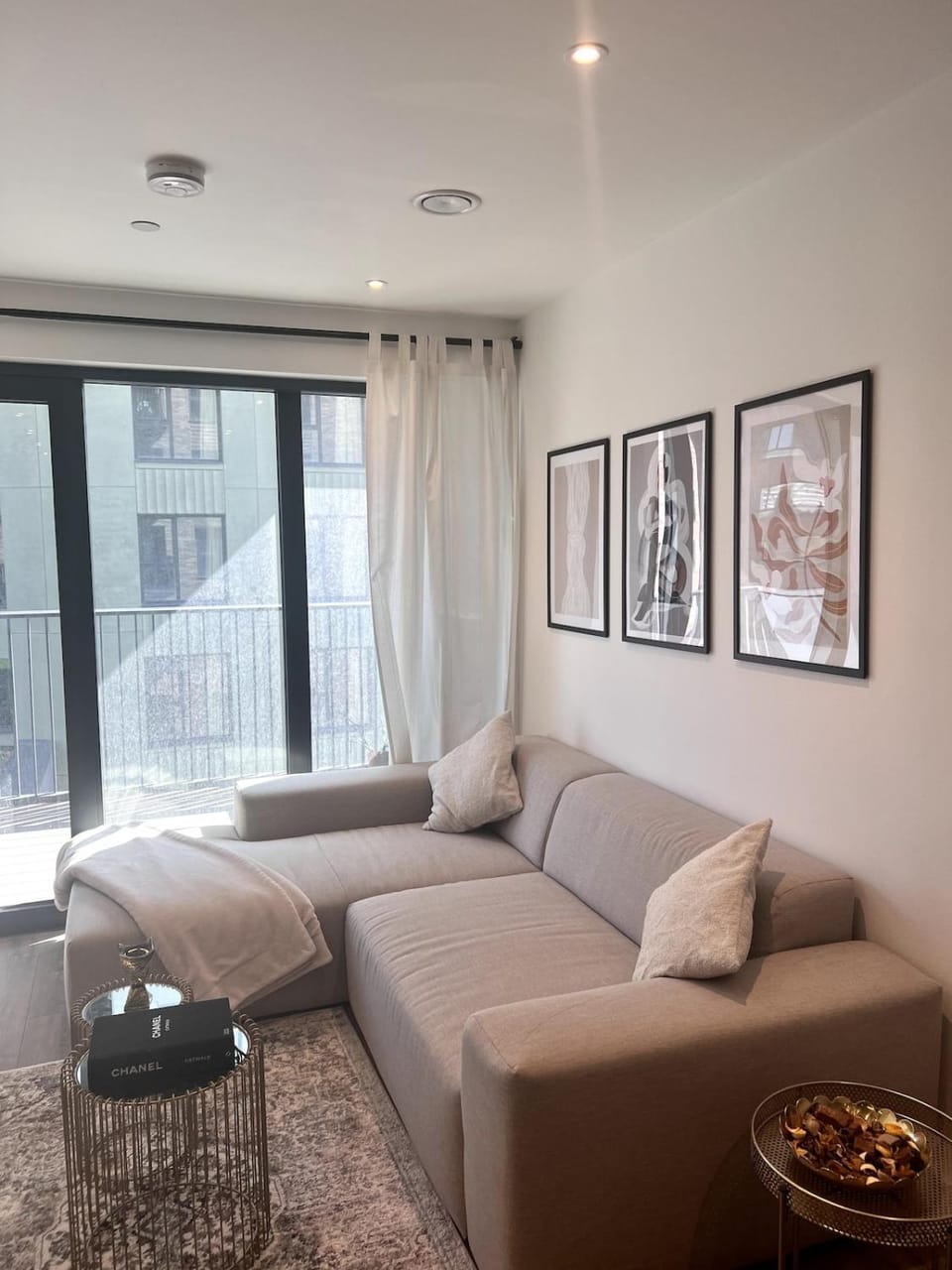 Central modern flat 2 minute walk to station Apartment in London