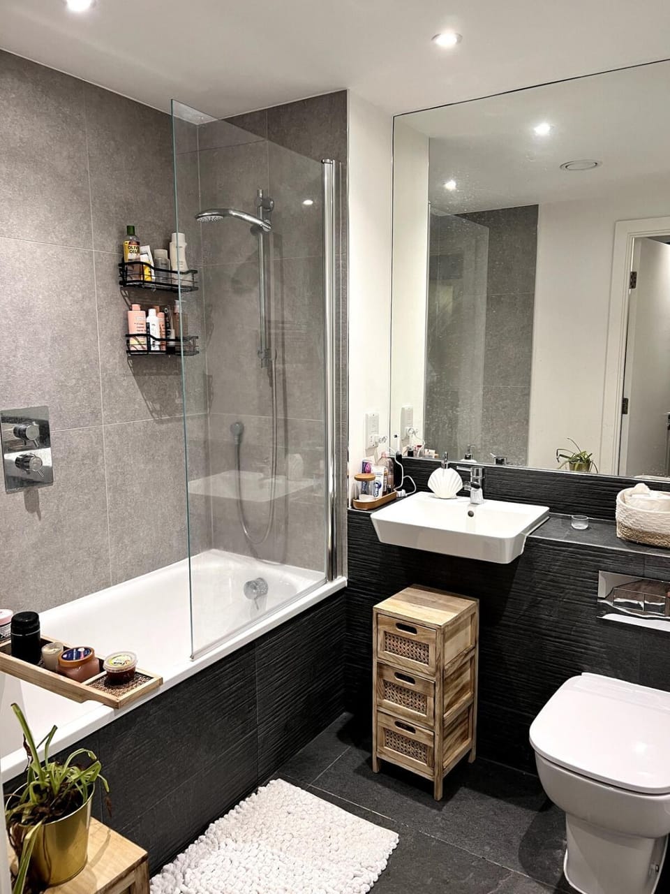Central modern flat 2 minute walk to station Apartment in London