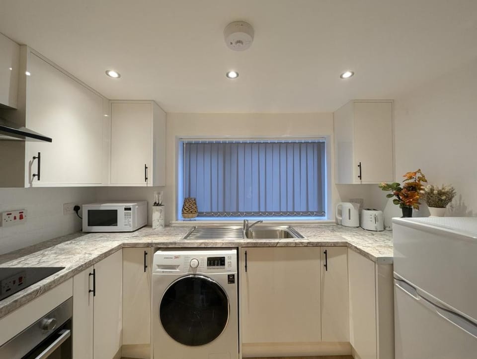 Kitchen or kitchenette, washing machine
