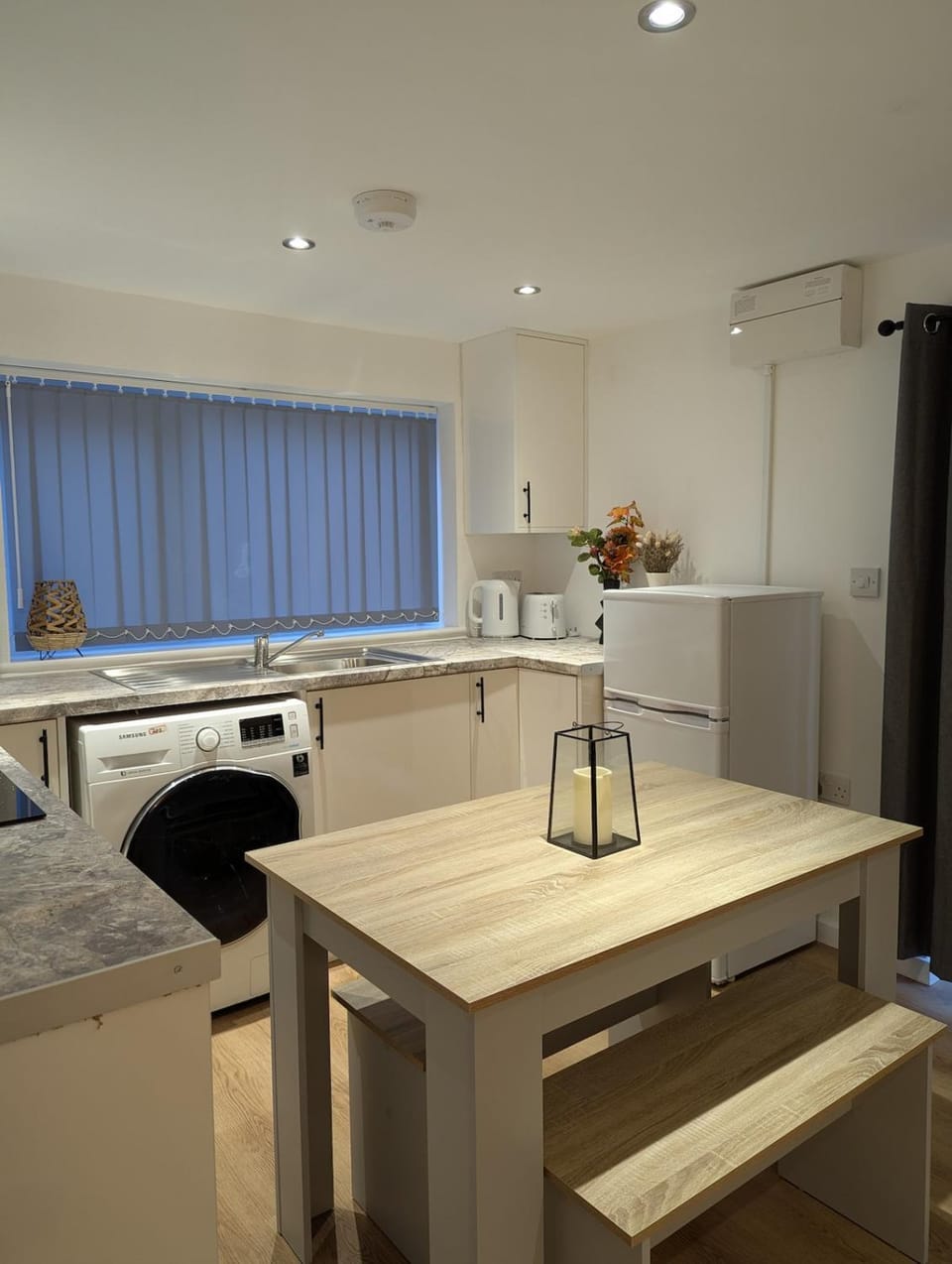 Kitchen or kitchenette, Seating area, Dining area