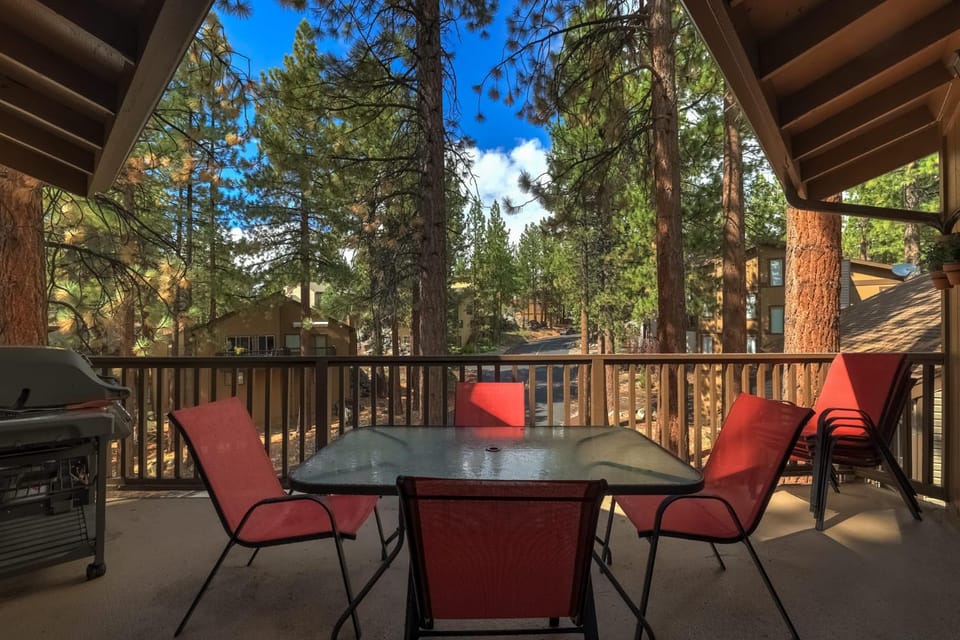 Family Fun Getaway - 3 Story Condo House in Round Hill Village