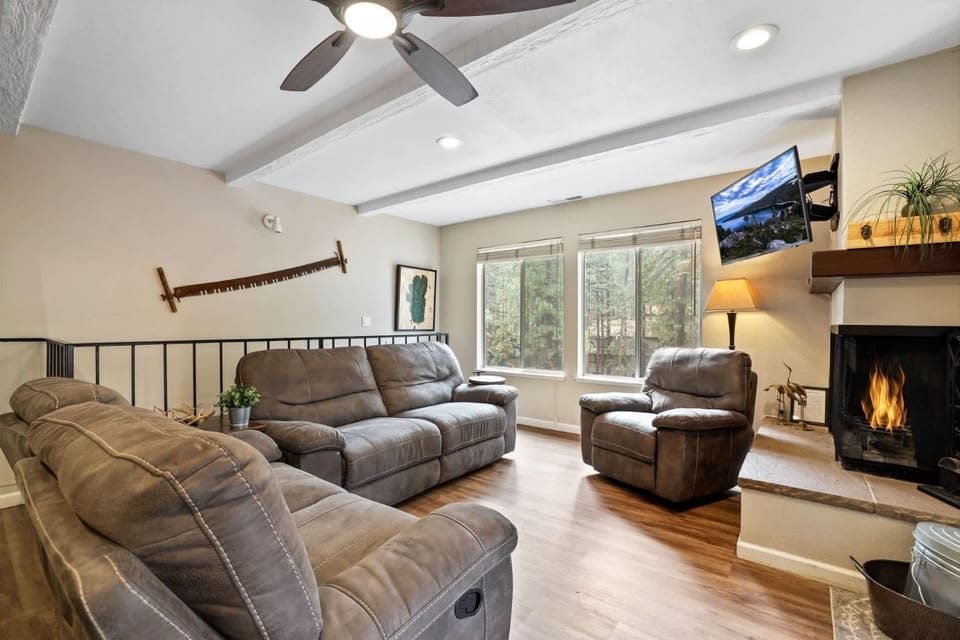 Family Fun Getaway - 3 Story Condo House in Round Hill Village