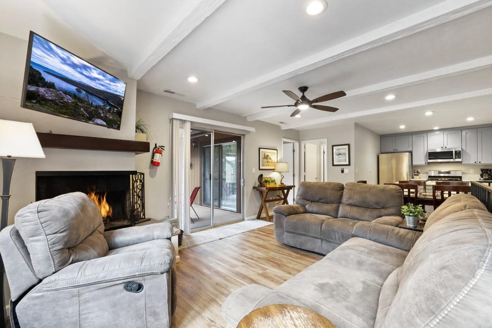 Family Fun Getaway - 3 Story Condo House in Round Hill Village