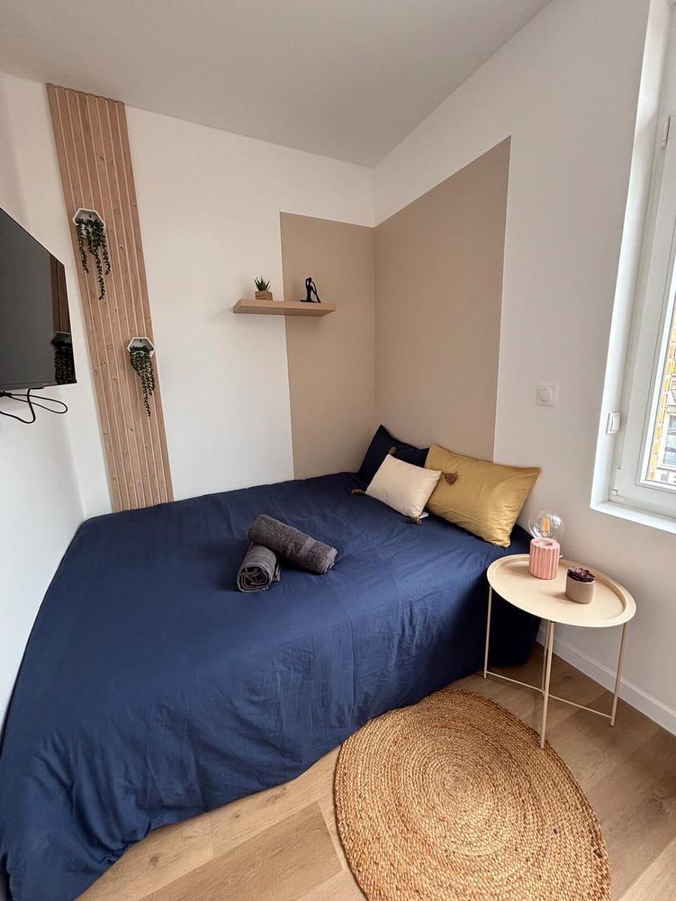 Bed, TV and multimedia, Bedroom