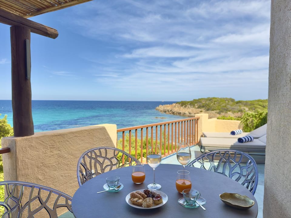 Natural landscape, View (from property/room), Balcony/Terrace, Dining area, Sea view
