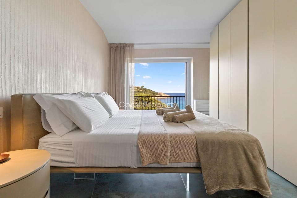Patio, Bed, Bedroom, Sea view, towels, wardrobe