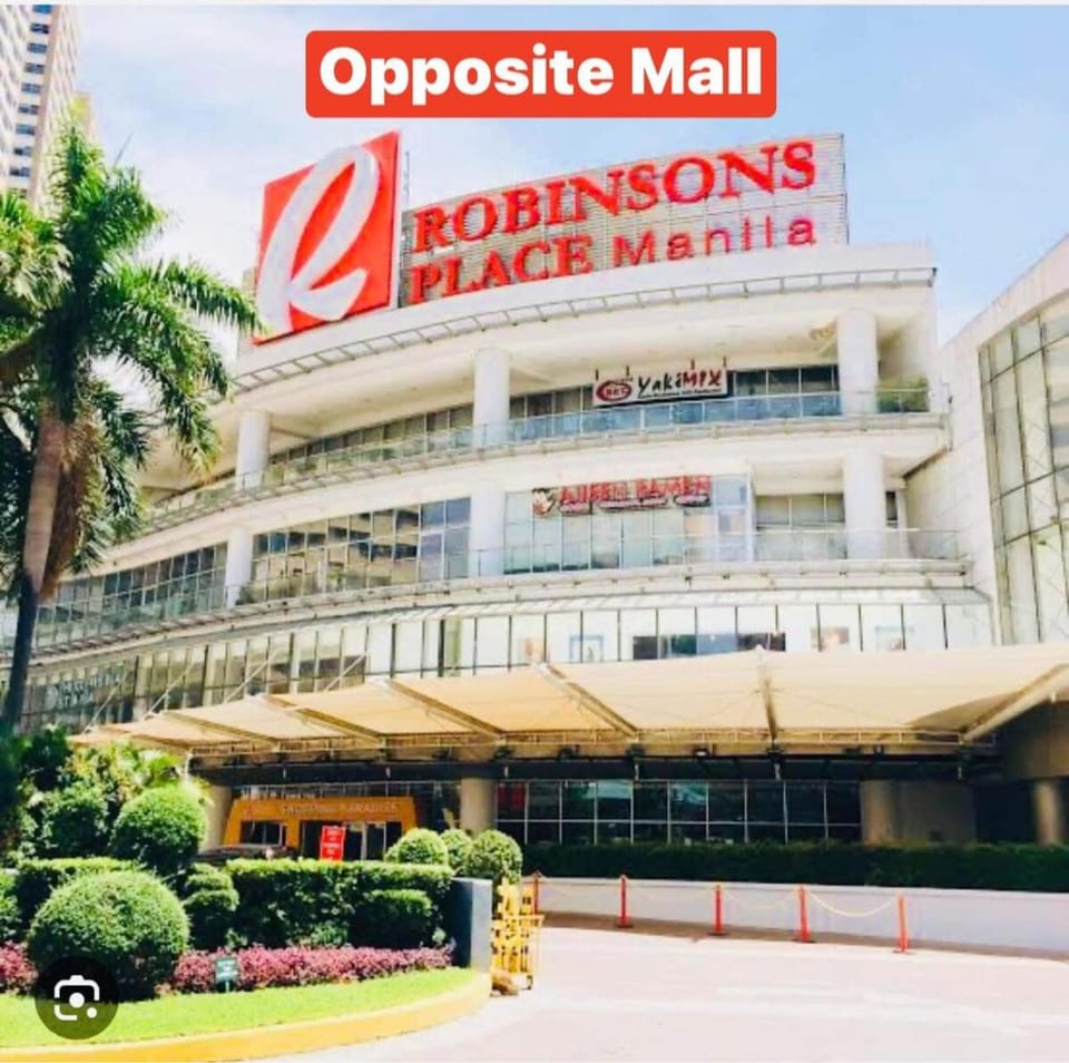 Birch Tower A8 Front of Robinson Mla BayFree Pool Apartment in Las Pinas