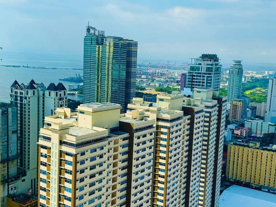 Birch Tower A8 Front of Robinson Mla BayFree Pool Apartment in Las Pinas