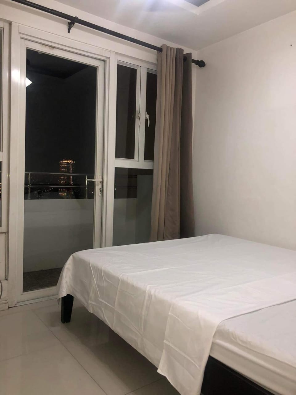Birch Tower A8 Front of Robinson Mla BayFree Pool Apartment in Las Pinas