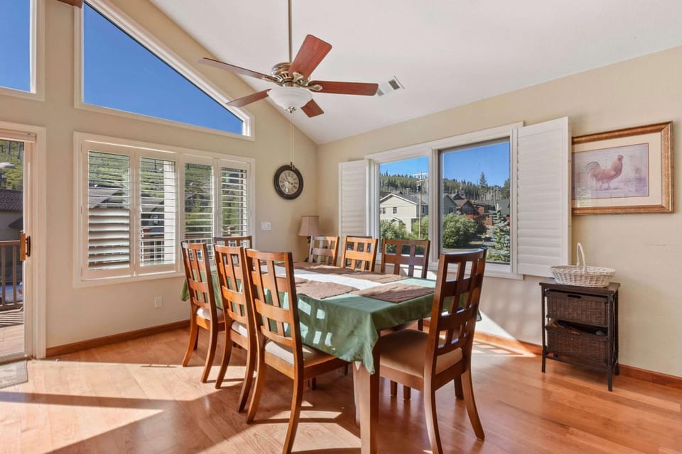 Mule Meadows - Classy Split level South Tahoe home House in Sierra Nevada