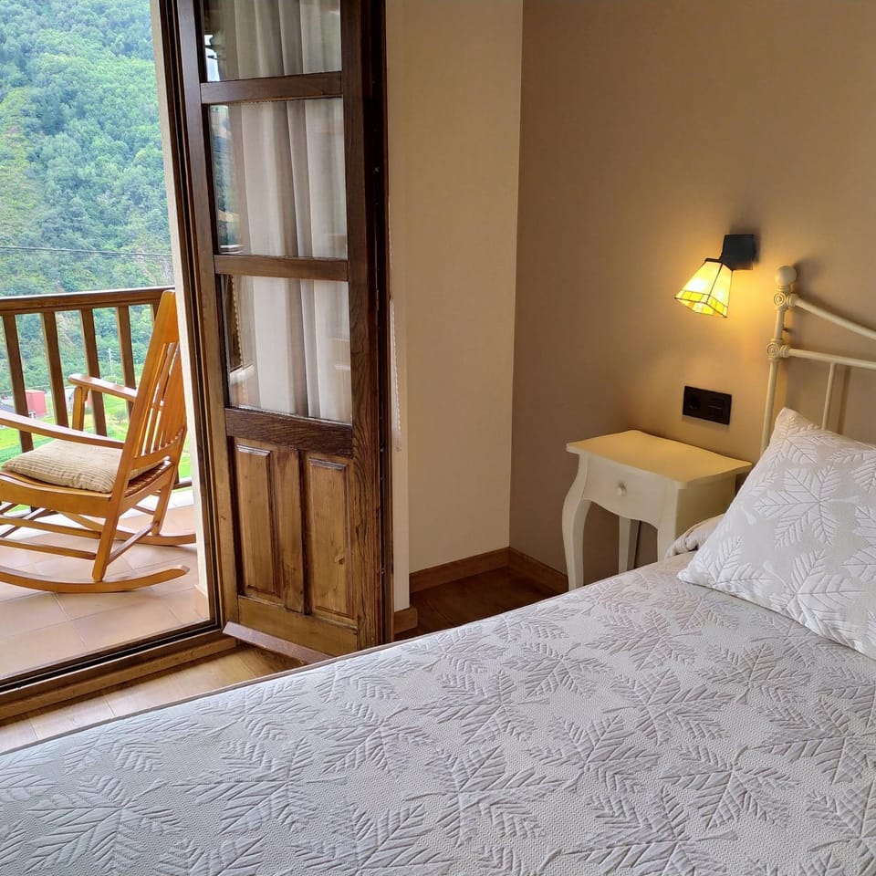 Bed, Balcony/Terrace, Balcony/Terrace, Photo of the whole room, Bedroom, Mountain view