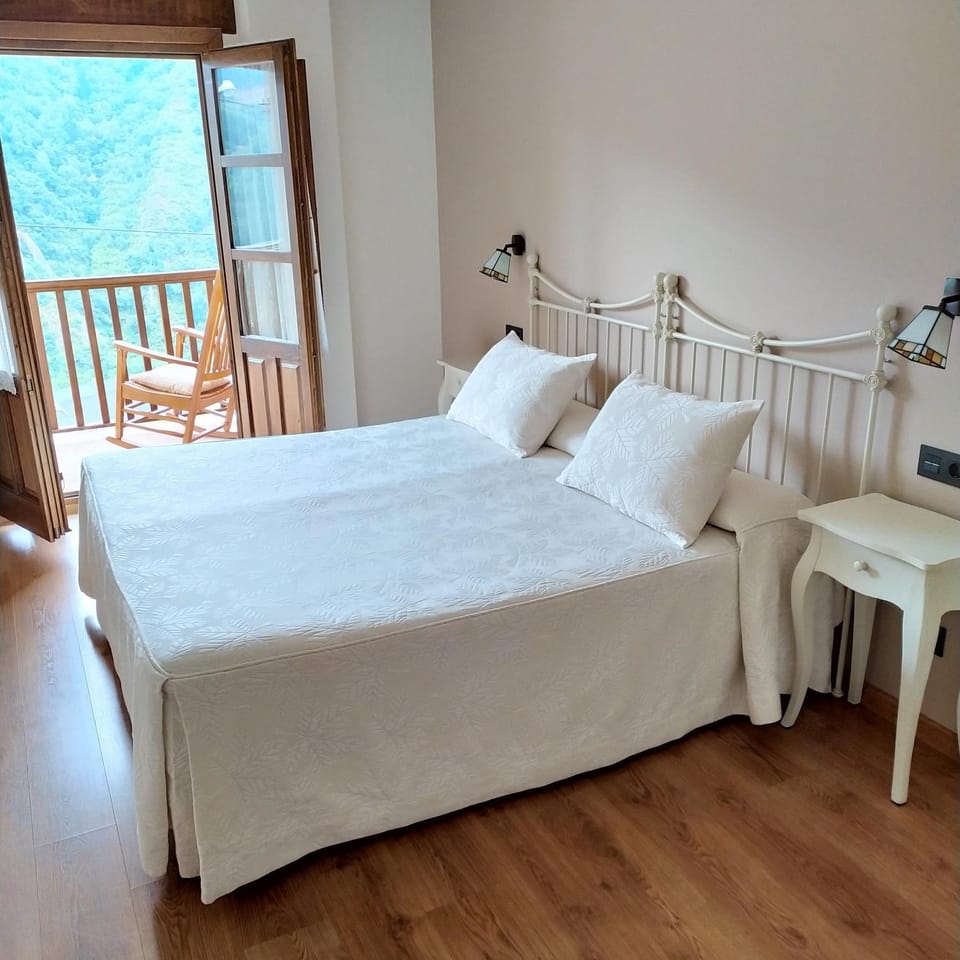Bed, Balcony/Terrace, Photo of the whole room, Bedroom, Mountain view