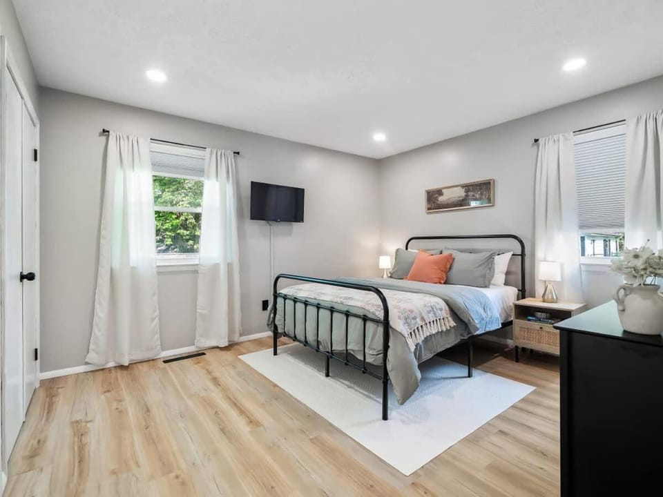 Beautiful Ranch with Outdoor Patio and Room for 6 House in Cuyahoga Falls