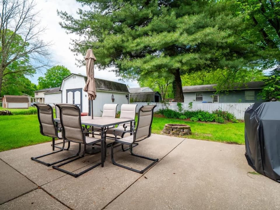 Beautiful Ranch with Outdoor Patio and Room for 6 House in Cuyahoga Falls