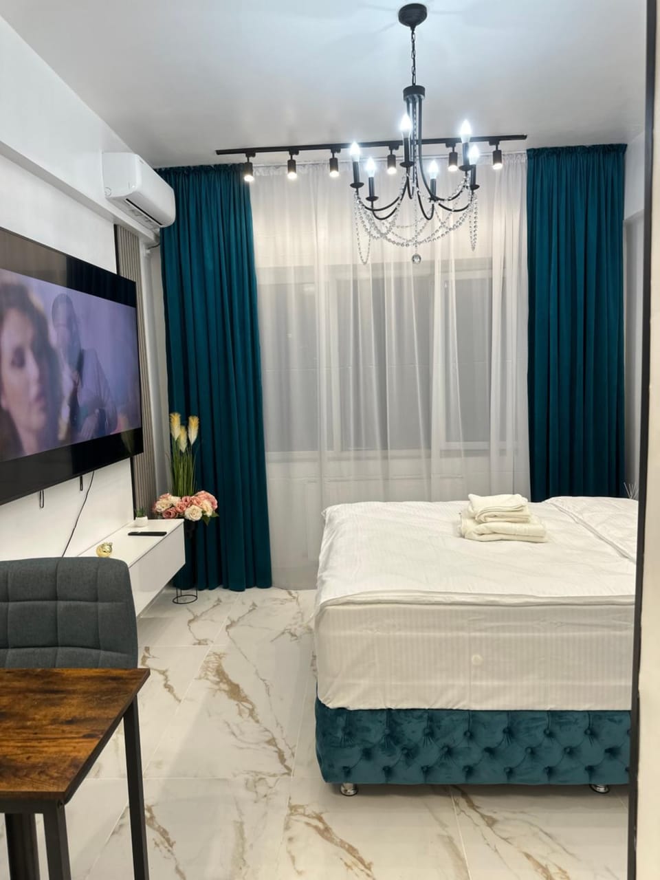 Crystal Luxe Studio Apartment in Moldova