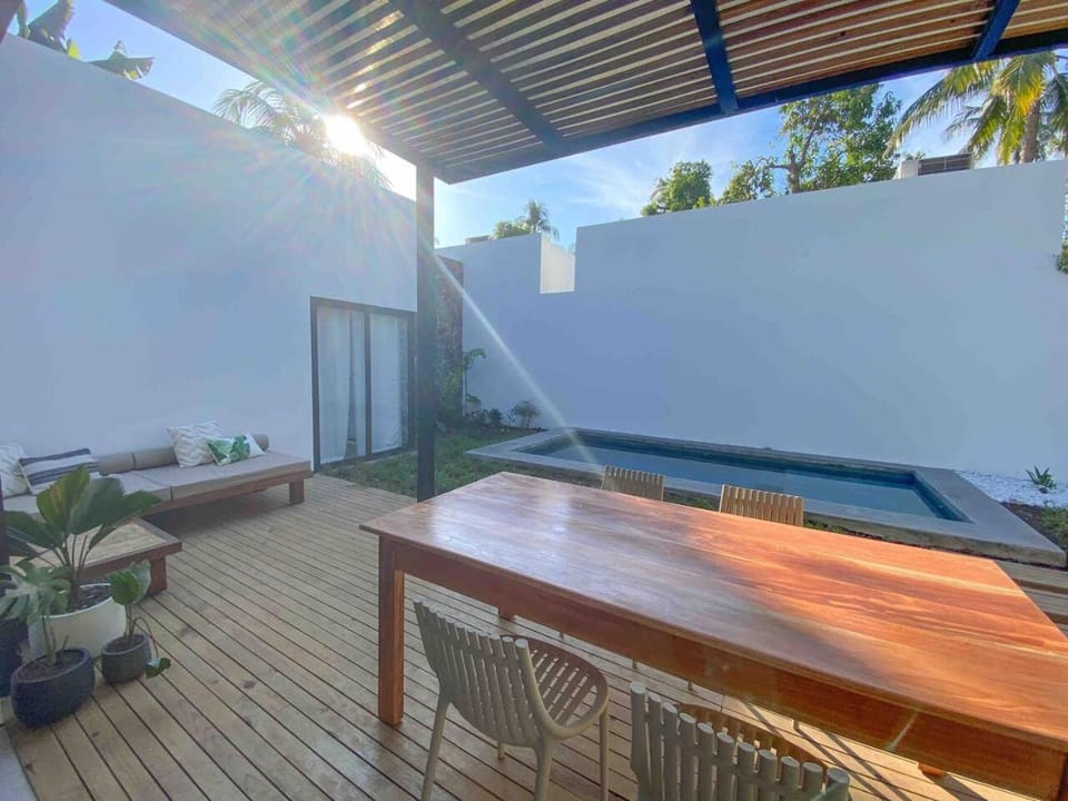 Patio, Dining area, Swimming pool