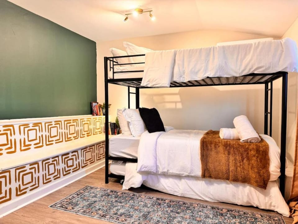 Art Deco Home 3 Min to UOFM House in Ann Arbor