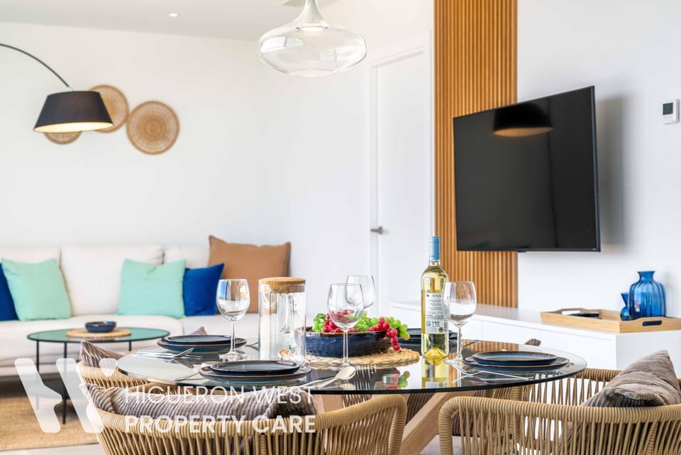 TV and multimedia, Living room, Food and drinks, Dining area