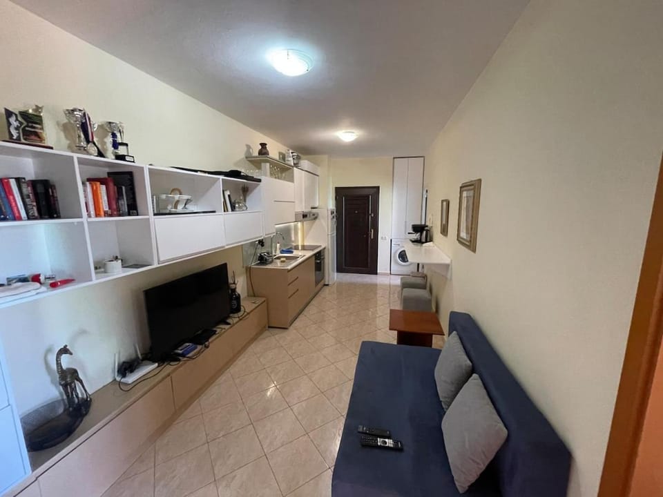 TV and multimedia, Kitchen or kitchenette, Living room, Seating area, Dining area, oven, stove
