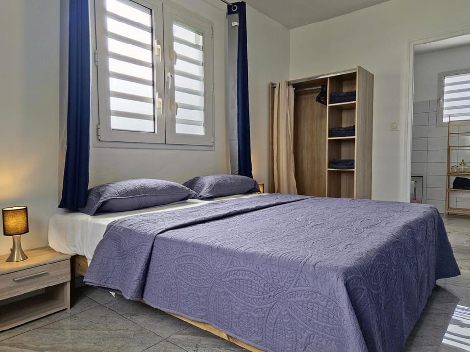 Bed, Bathroom, Photo of the whole room, Bedroom, wardrobe