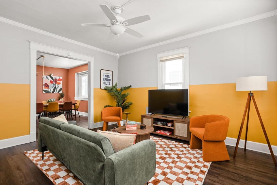 TV and multimedia, Living room, Seating area, Dining area