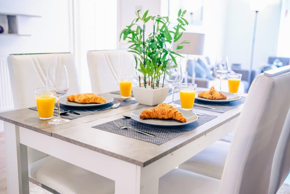 Living room, Food and drinks, Seating area, Dining area, Food, Breakfast, Continental breakfast, Drinks