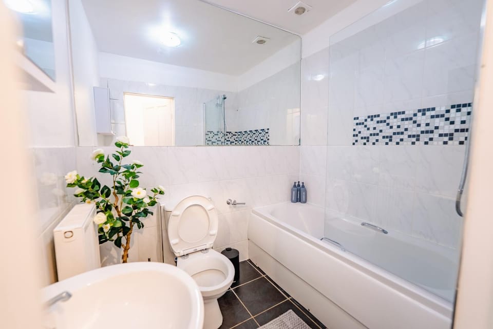 Shower, Toilet, Bathroom, Bath, towels