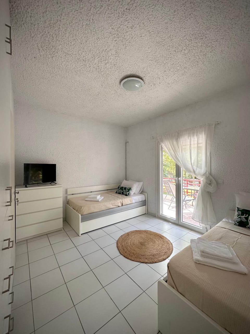 Bed, TV and multimedia, Photo of the whole room
