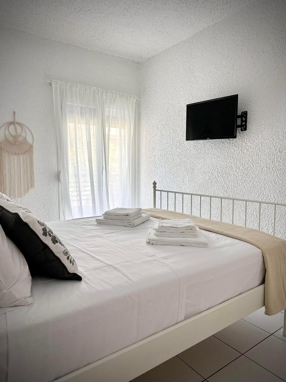 Bed, TV and multimedia, Photo of the whole room, Bedroom