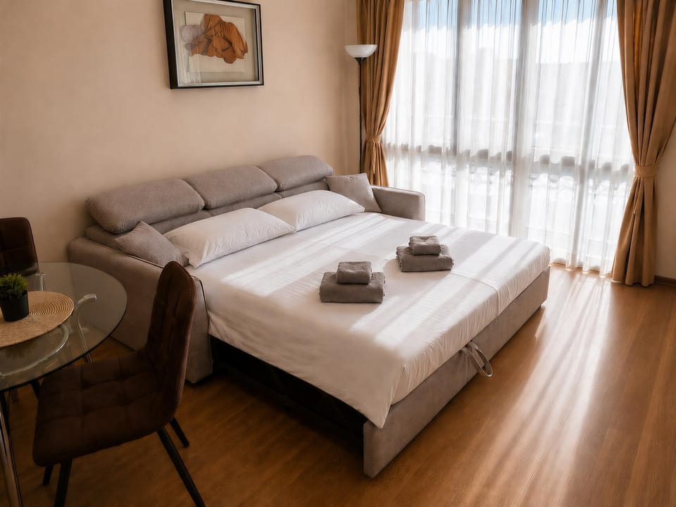 Bed, Living room, Photo of the whole room, Seating area, Bedroom, towels