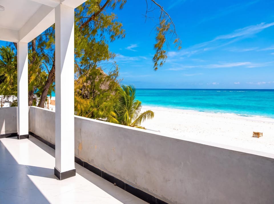 Property building, Balcony/Terrace, Balcony/Terrace, Beach, Beach, Sea view, Sea view, Location, Sunrise, Sunset