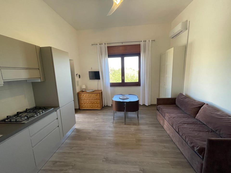 TV and multimedia, Kitchen or kitchenette, Seating area, Bedroom