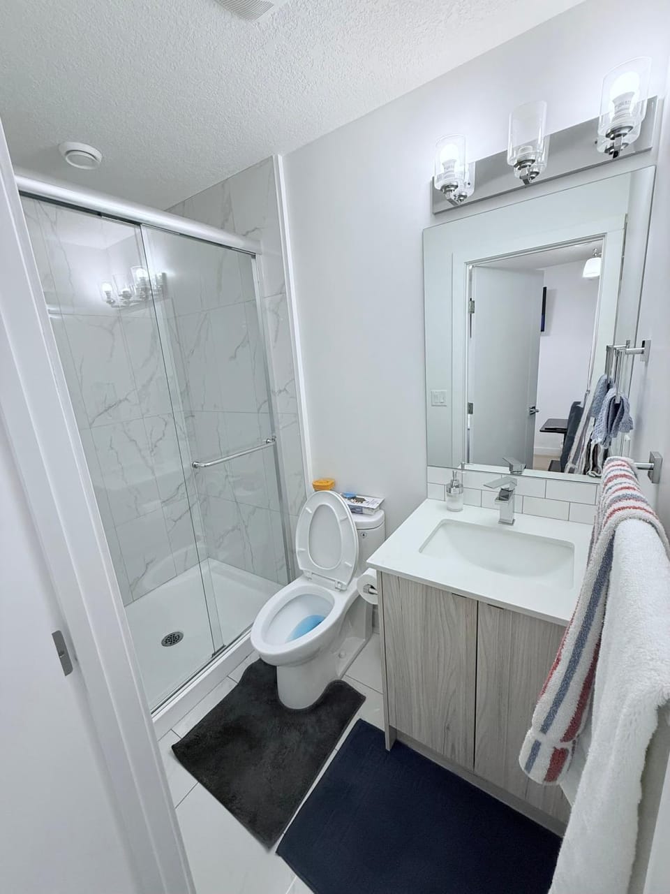 Cozy Private Room Near Calgary Airport with Parking Apartment in Calgary