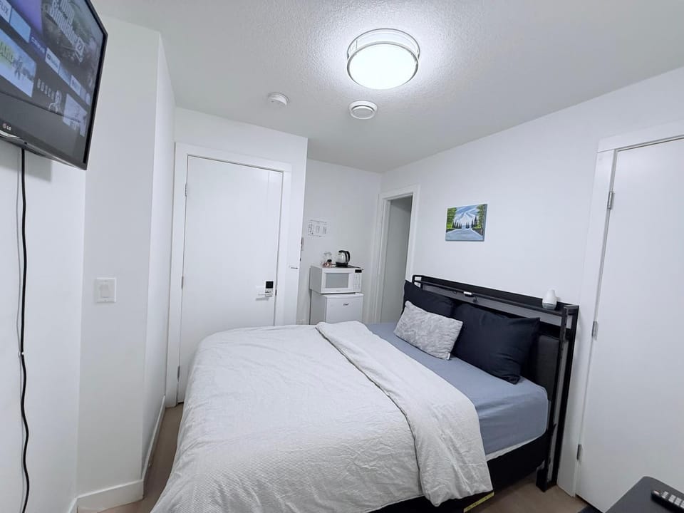 Cozy Private Room Near Calgary Airport with Parking Apartment in Calgary