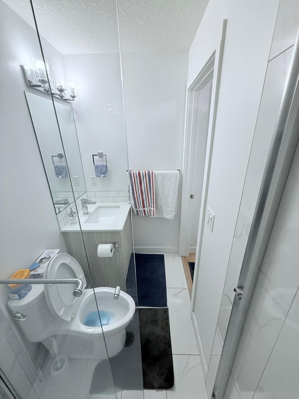 Cozy Private Room Near Calgary Airport with Parking Apartment in Calgary