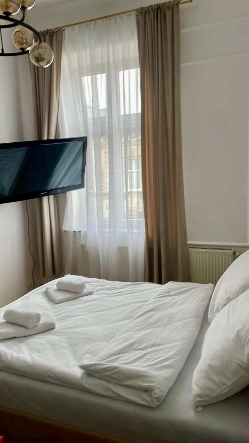 Bed, TV and multimedia, Photo of the whole room, Bedroom